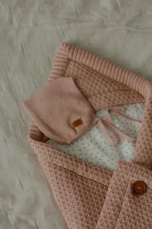 w030n-shapochka-pudra Шапка детская Loomknits Elf Пудровый 4