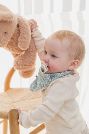 BIBS_SS23_Liberty_Model_11_min Пустышка латексная BIBS De Lux Latex Honey Bee 0+ мес. 7
