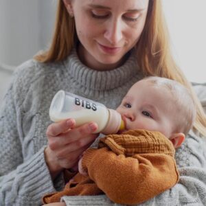 BIBS_Bottle_lifestyle (1) Соска латексная для бутылочки BIBS, 2 шт.(новая упаковка) 7