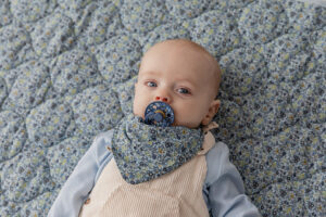 BIBS_SS23_Liberty_Model_28 Набор пустышек латексных BIBS Liberty Colour Symm, 2 шт. - Chamomile Lawn, 0+ мес. 5