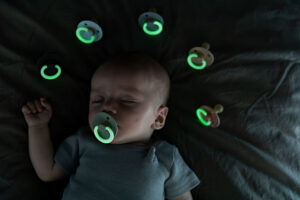 BIBS_On_Glow_Model_36 (1) Набор пустышек латексных ночных BIBS Colour Glow Anatomical, 2 шт 6+ мес. 6